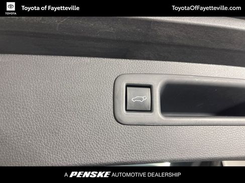 Used 2023 Toyota Highlander XLE AWD/4WD image 14