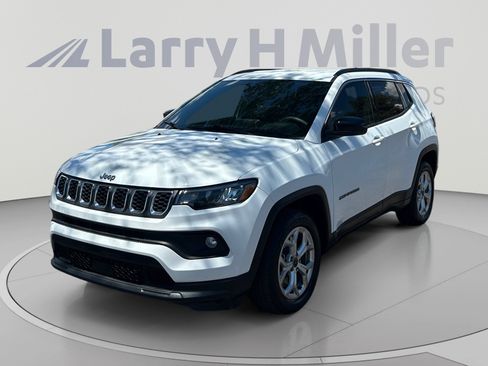 Used 2025 Jeep Compass Latitude AWD/4WD image 1