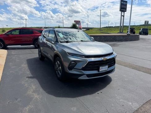 Used 2023 Chevrolet Blazer LT FWD image 4