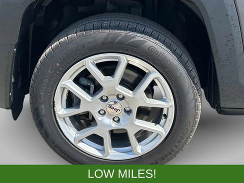 Certified 2023 Jeep Renegade Latitude w/ Sun/Sound Group AWD/4WD image 9