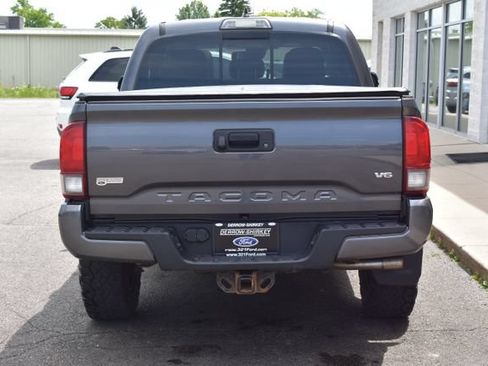 Used 2018 Toyota Tacoma SR5 AWD/4WD image 11