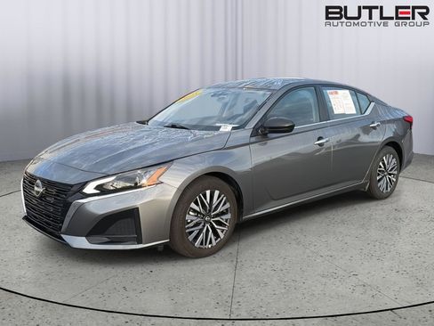 Used 2025 Nissan Altima 2.5 SV FWD image 2