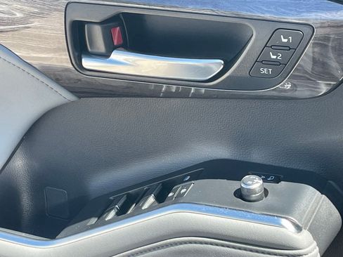 Used 2024 Toyota Highlander Platinum image 11