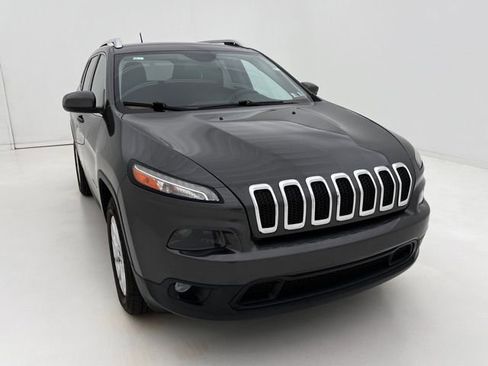 Used 2015 Jeep Cherokee Latitude w/ Cold Weather Group AWD/4WD image 3