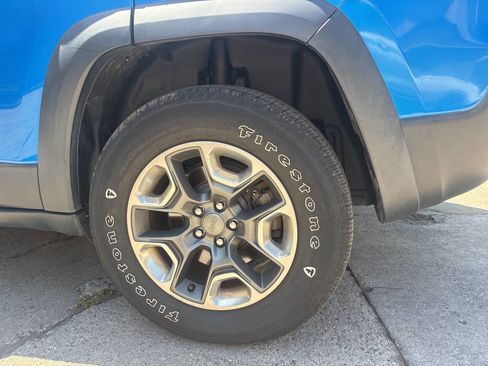 Used 2019 Jeep Cherokee Trailhawk w/ Comfort/Convenience Group AWD/4WD image 16