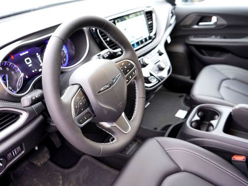 New 2026 Chrysler Pacifica Select image 9