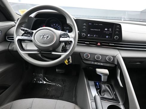 Certified 2023 Hyundai Elantra SE FWD image 19