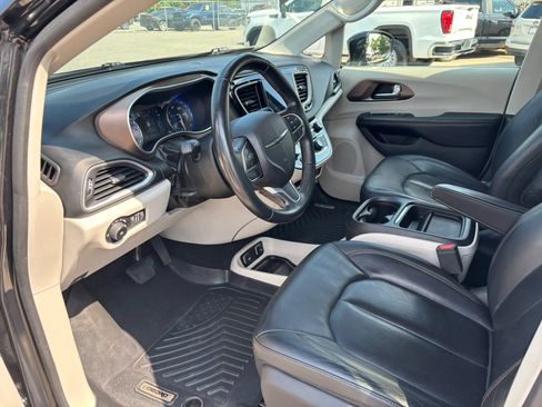 Used 2018 Chrysler Pacifica Touring-L FWD image 11