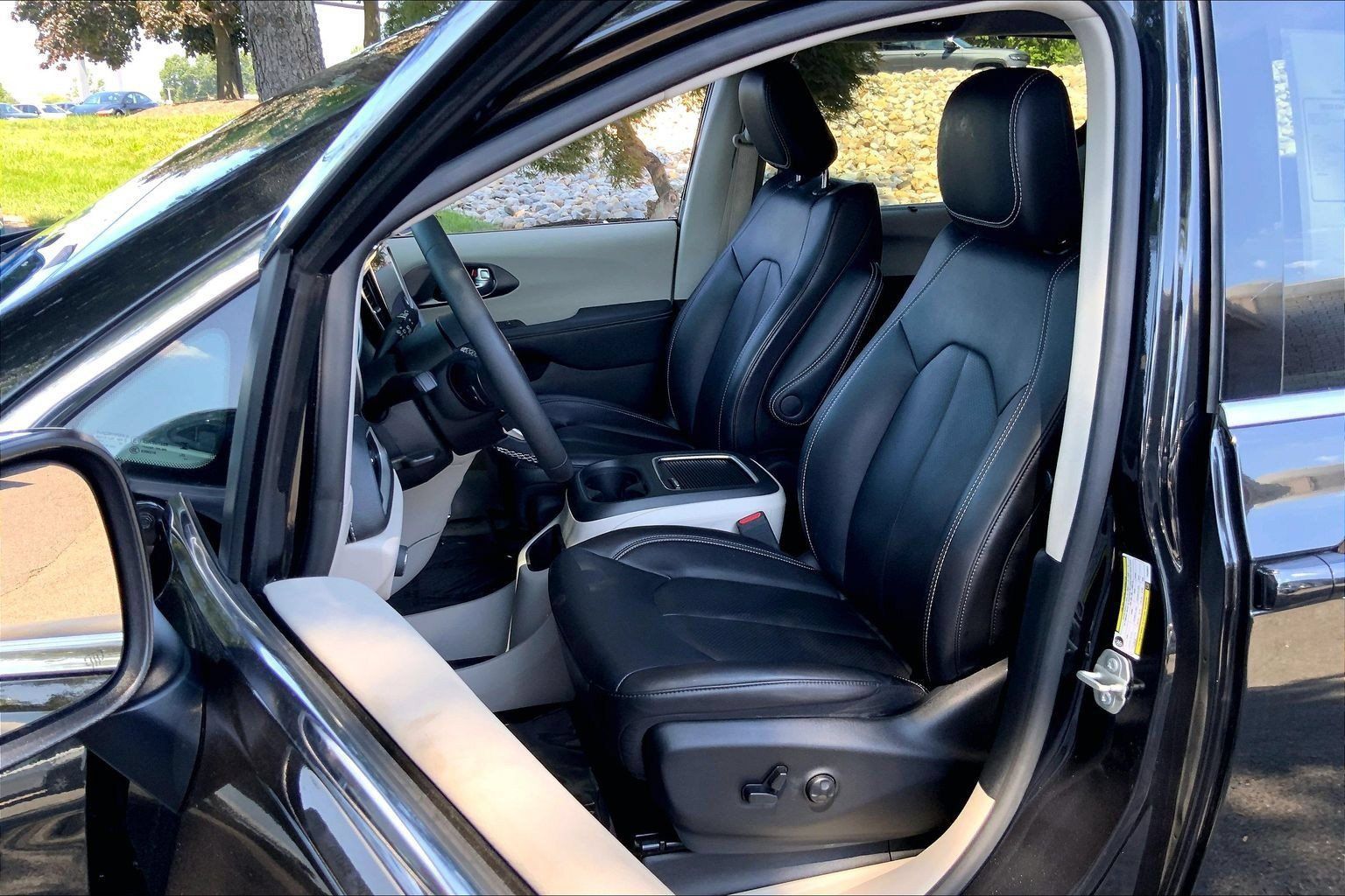 Certified 2023 Chrysler Pacifica Touring-L AWD/4WD image 6