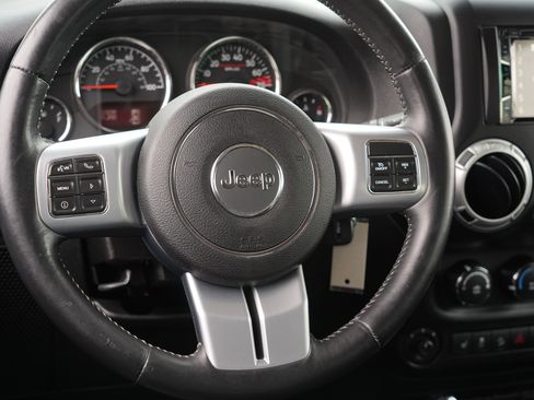 Used 2015 Jeep Wrangler Unlimited Rubicon image 23