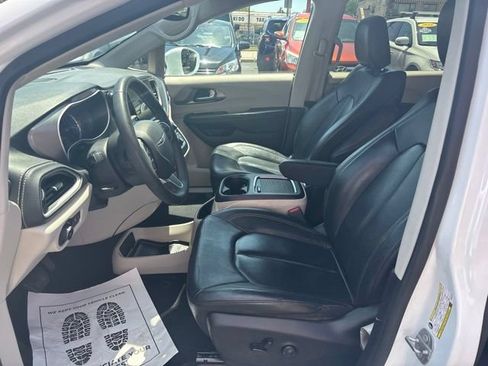 Used 2022 Chrysler Pacifica Touring-L FWD image 15