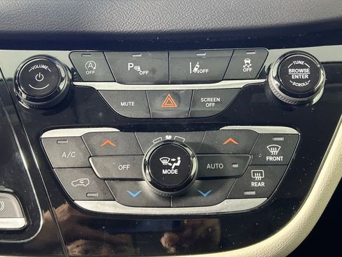 Used 2023 Chrysler Pacifica Touring-L FWD image 21