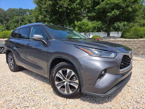 Used 2021 Toyota Highlander XLE AWD/4WD image 39