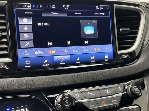 Used 2025 Chrysler Pacifica Select image 17