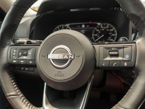 Used 2025 Nissan Pathfinder SL FWD image 30