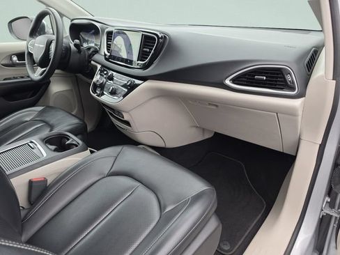 Used 2023 Chrysler Pacifica Touring-L FWD image 22