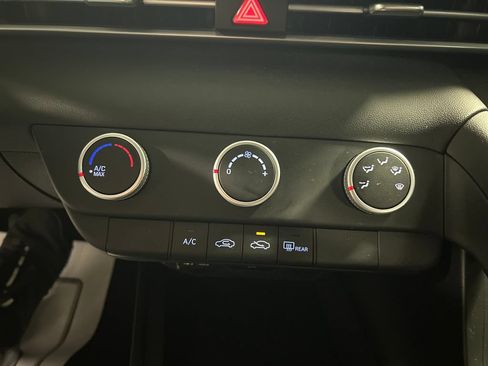 Used 2025 Hyundai Elantra SE FWD image 17