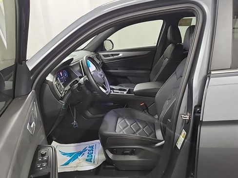 Used 2025 Volkswagen Atlas Cross Sport SE image 4