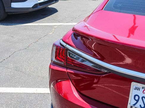 Used 2025 Lexus ES 300h w/ Premium Package FWD image 8