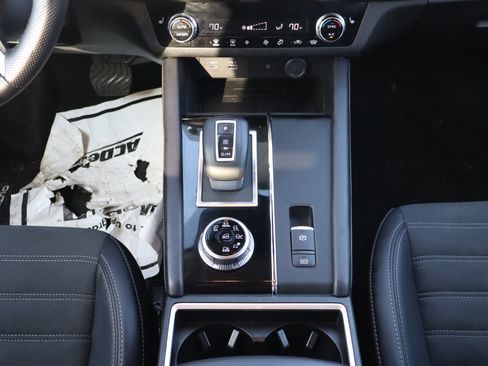 Used 2024 Mitsubishi Outlander SE image 12