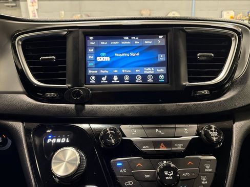 Used 2019 Chrysler Pacifica Touring Plus w/ S Appearance Package FWD image 7