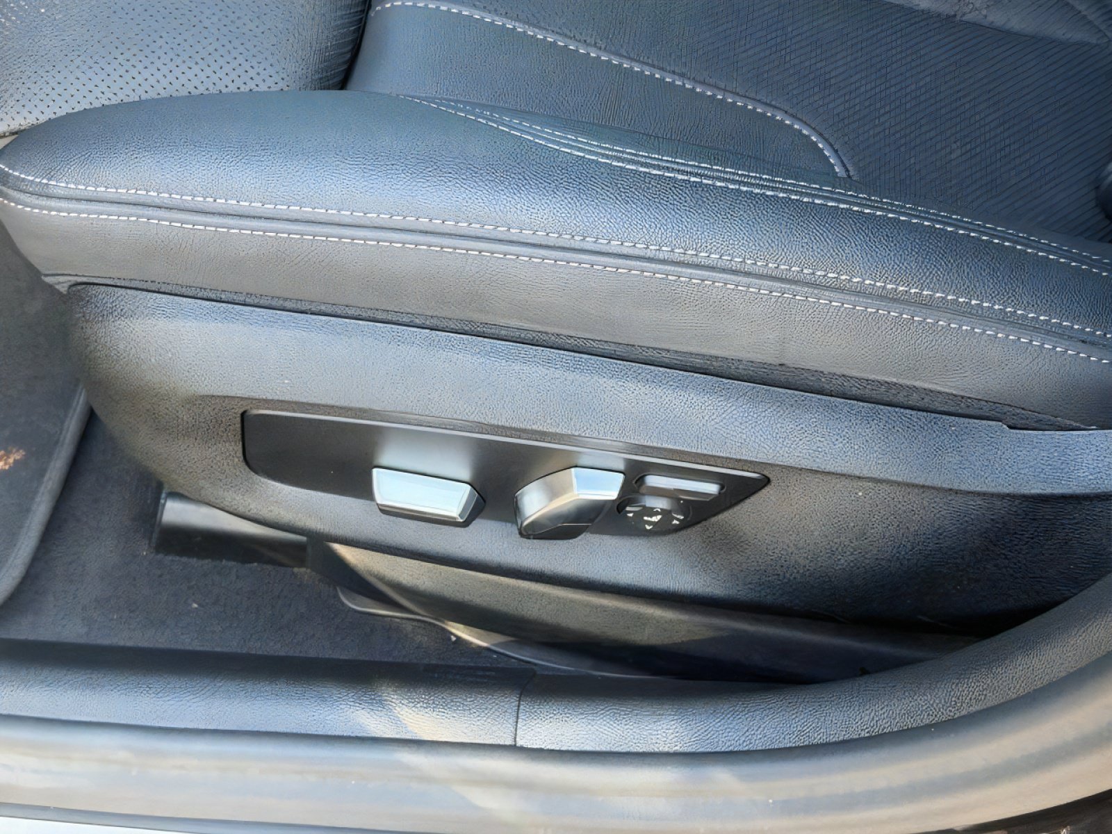 Used 2023 BMW 540i w/ Premium Package RWD image 15