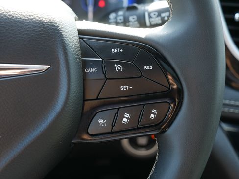 Used 2025 Chrysler Pacifica Limited FWD image 30