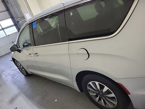 Used 2023 Chrysler Pacifica Touring-L image 3