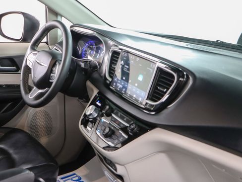 Used 2023 Chrysler Pacifica Touring-L image 26