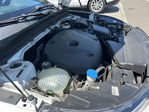 Used 2019 Volvo XC40 T4 R-Design FWD image 31