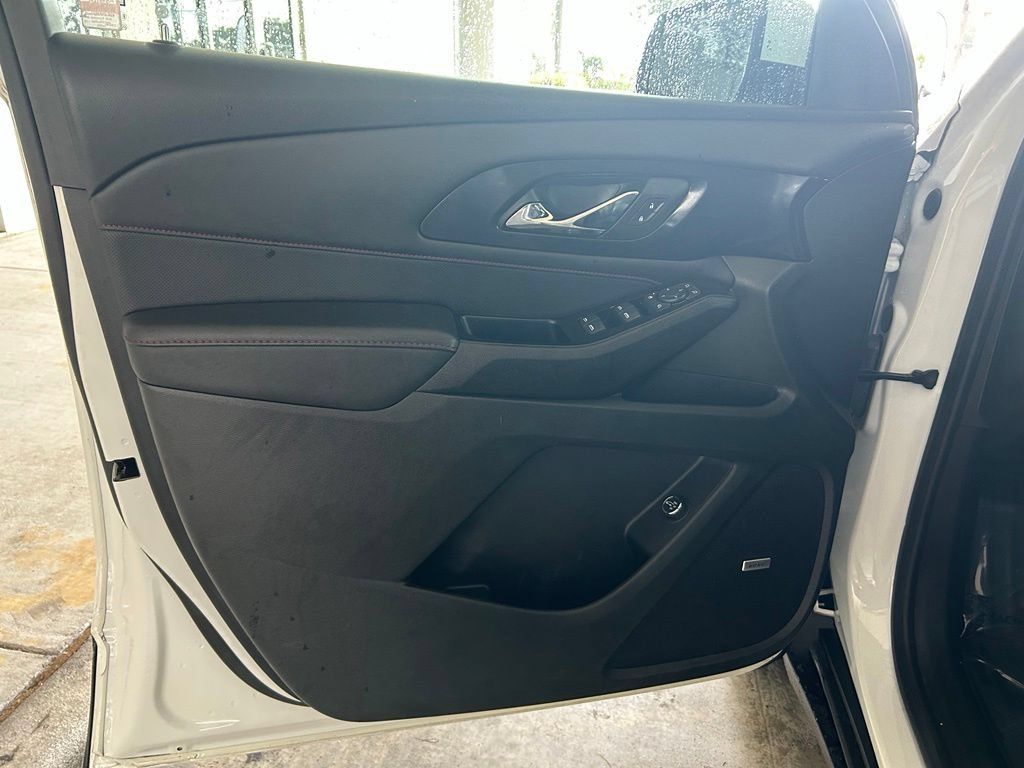 Used 2023 Chevrolet Traverse RS FWD image 38