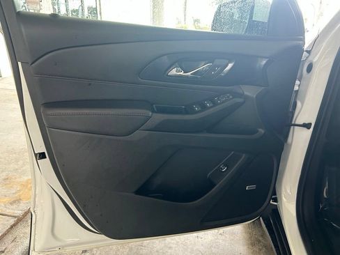Used 2023 Chevrolet Traverse RS FWD image 38