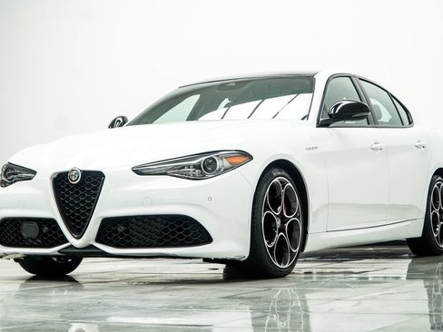 Used 2023 Alfa Romeo Giulia Veloce RWD image 9