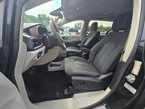 Used 2017 Chrysler Pacifica LX FWD image 18