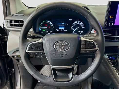 Used 2025 Toyota Sienna XLE image 9