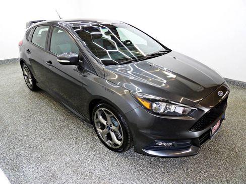 Used 2018 Ford Focus ST FWD image 3