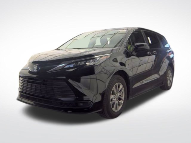 Used 2025 Toyota Sienna LE FWD image 2