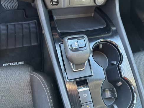 Used 2024 Nissan Rogue SV image 31