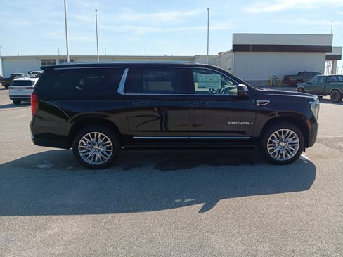 New 2026 GMC Yukon XL Denali w/ Denali Reserve Package image 5