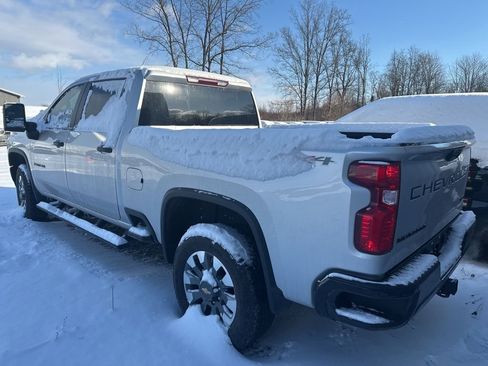 Used 2022 Chevrolet Silverado 2500 Custom w/ Custom Value Package image 3