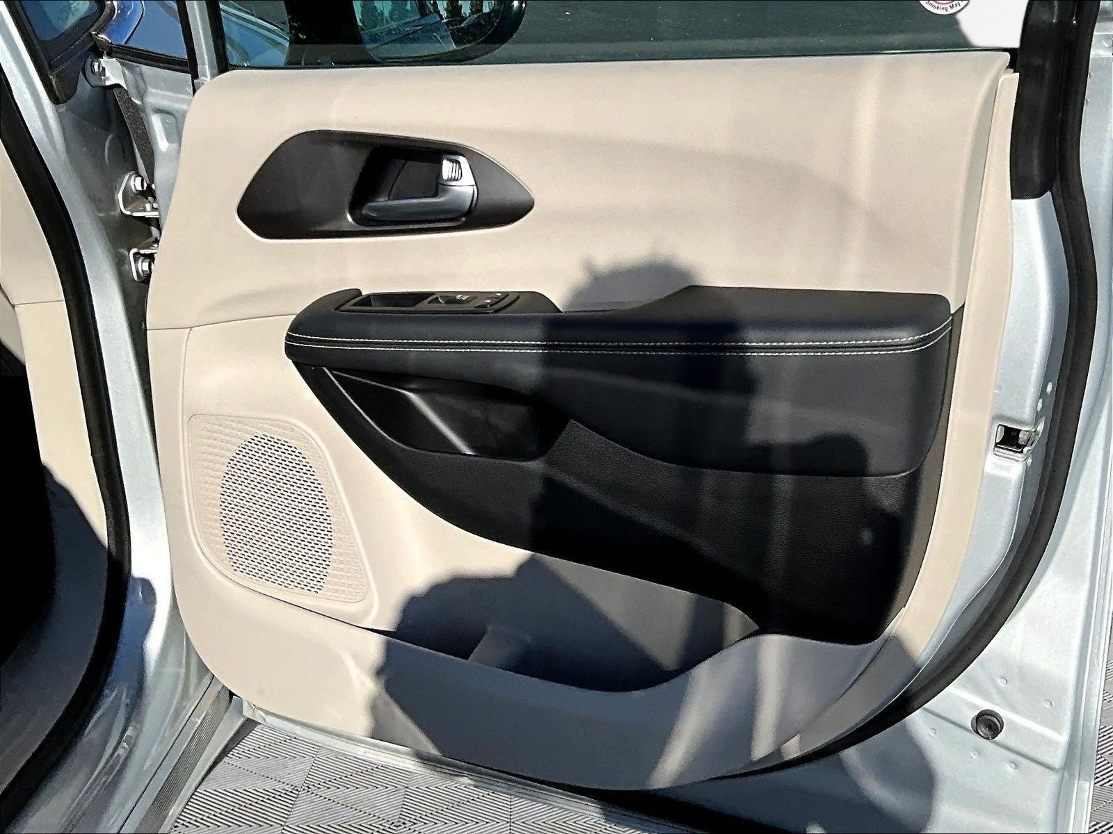 Used 2024 Chrysler Pacifica Touring-L FWD image 28