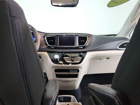 Used 2023 Chrysler Voyager LX FWD image 20