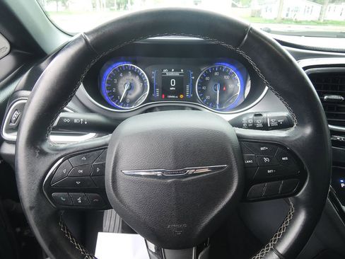 Used 2018 Chrysler Pacifica Touring-L w/ S Appearance Package FWD image 13