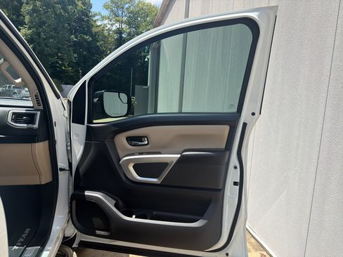 Used 2018 Nissan Titan SV w/ SV Convenience Package AWD/4WD image 19