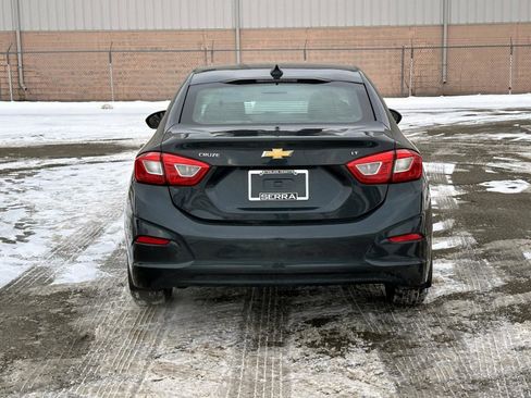 Used 2018 Chevrolet Cruze LT w/ Convenience Package image 4