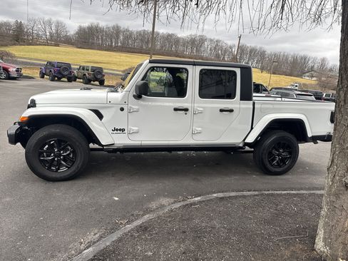 Used 2022 Jeep Gladiator Sport image 7