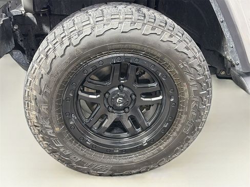 Used 2018 Jeep Wrangler Unlimited Sahara image 32