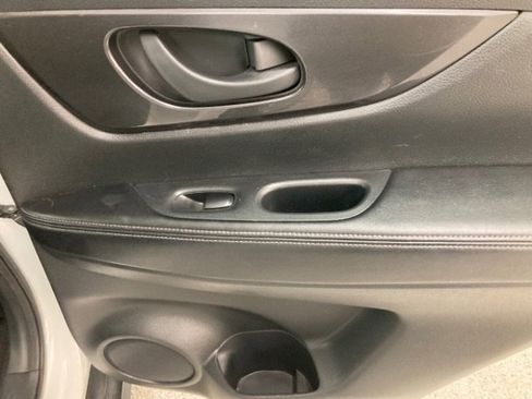 Used 2020 Nissan Rogue S image 32