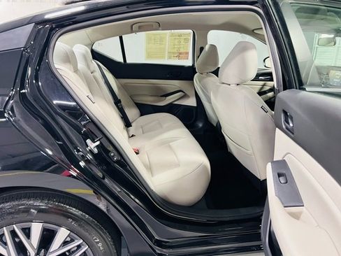 Used 2025 Nissan Altima 2.5 SV image 32