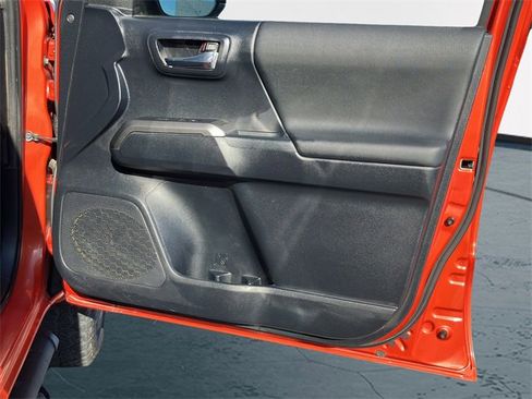 Used 2017 Toyota Tacoma TRD Sport w/ Tow Package image 13